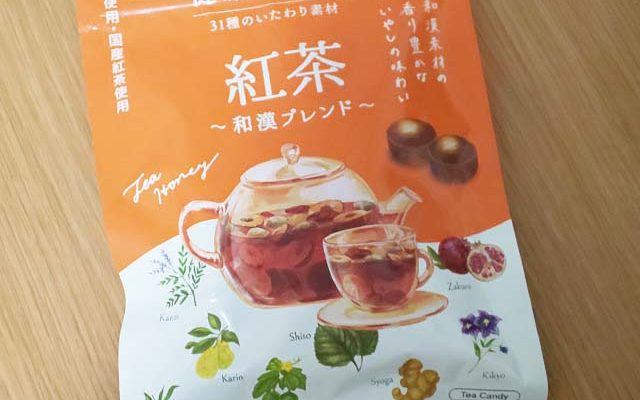 カンロから発売されている紅茶のど飴は31種類ものいたわり素材使用の着色料不使用・国産紅茶使用の健康的なのど飴です。