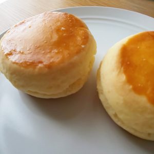 ザ・ペニンシュラ東京ブティック＆カフェのプレーンスコーンは直径6㎝ほどのサイズでふわふわ感が強いスコーンです。